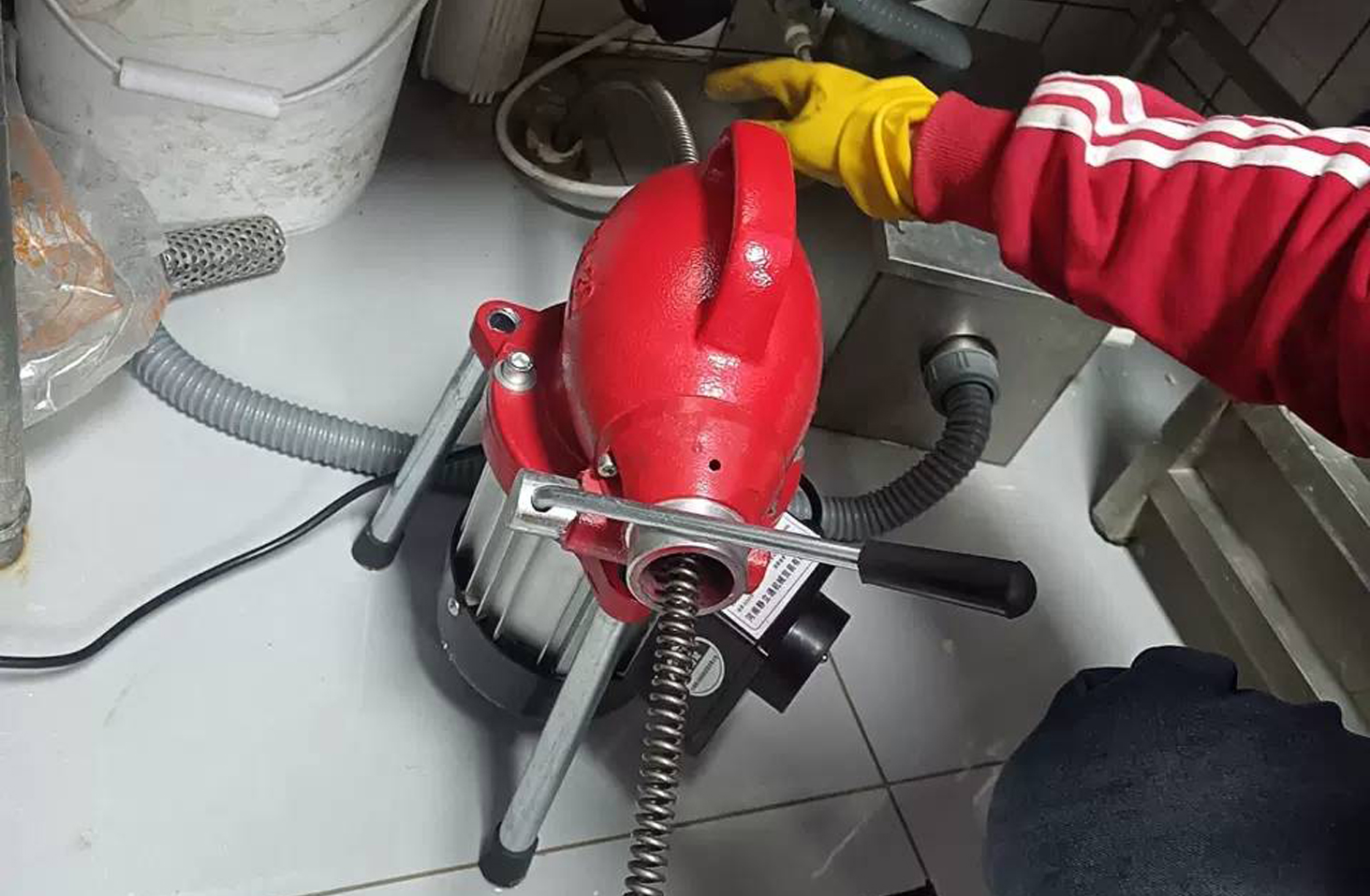 水管堵塞怎麼辦？DIY 急救法＋專業師傅費用表（2026）