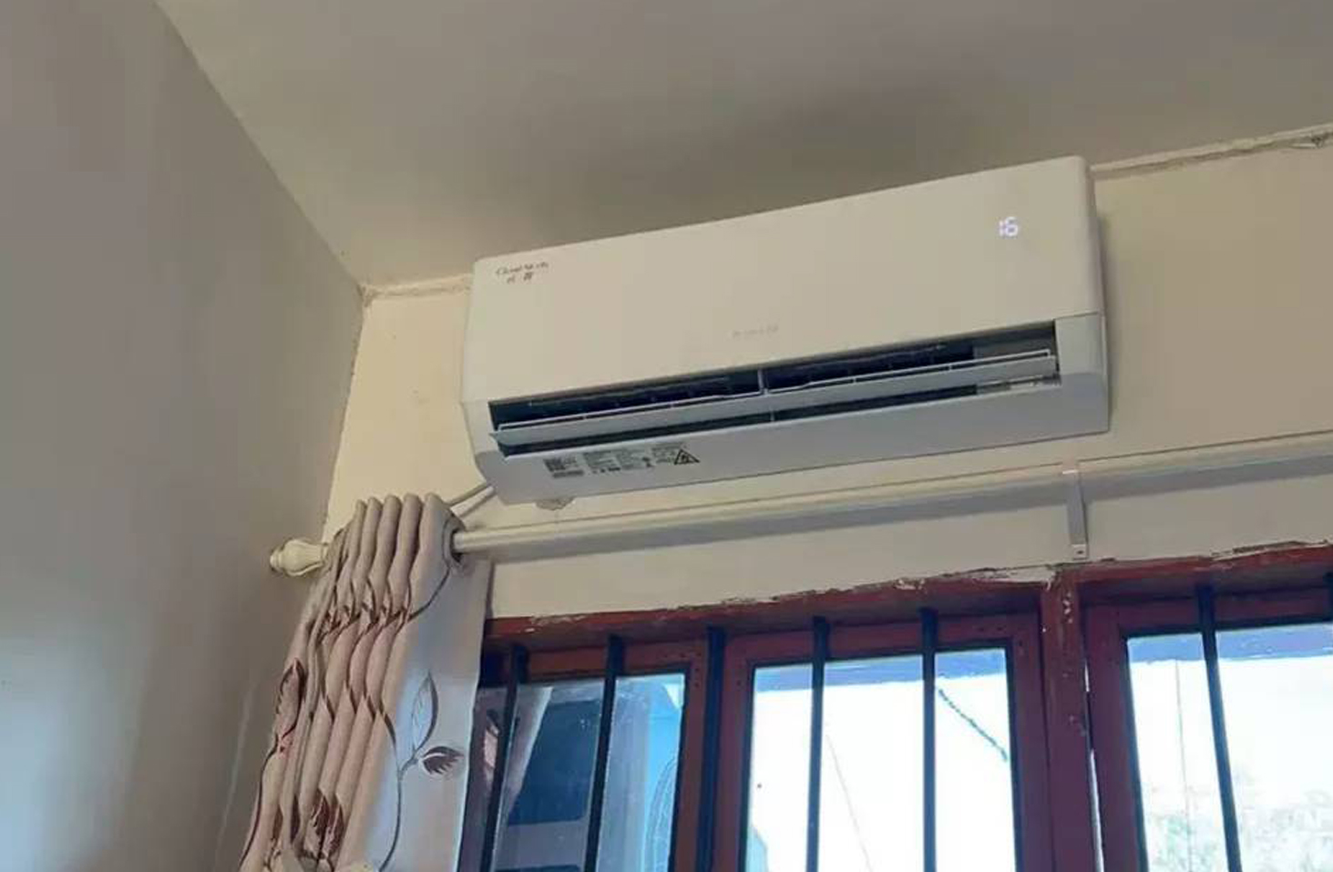冷氣不冷怎麼辦？DIY 檢修步驟＋師傅費用表（2026）